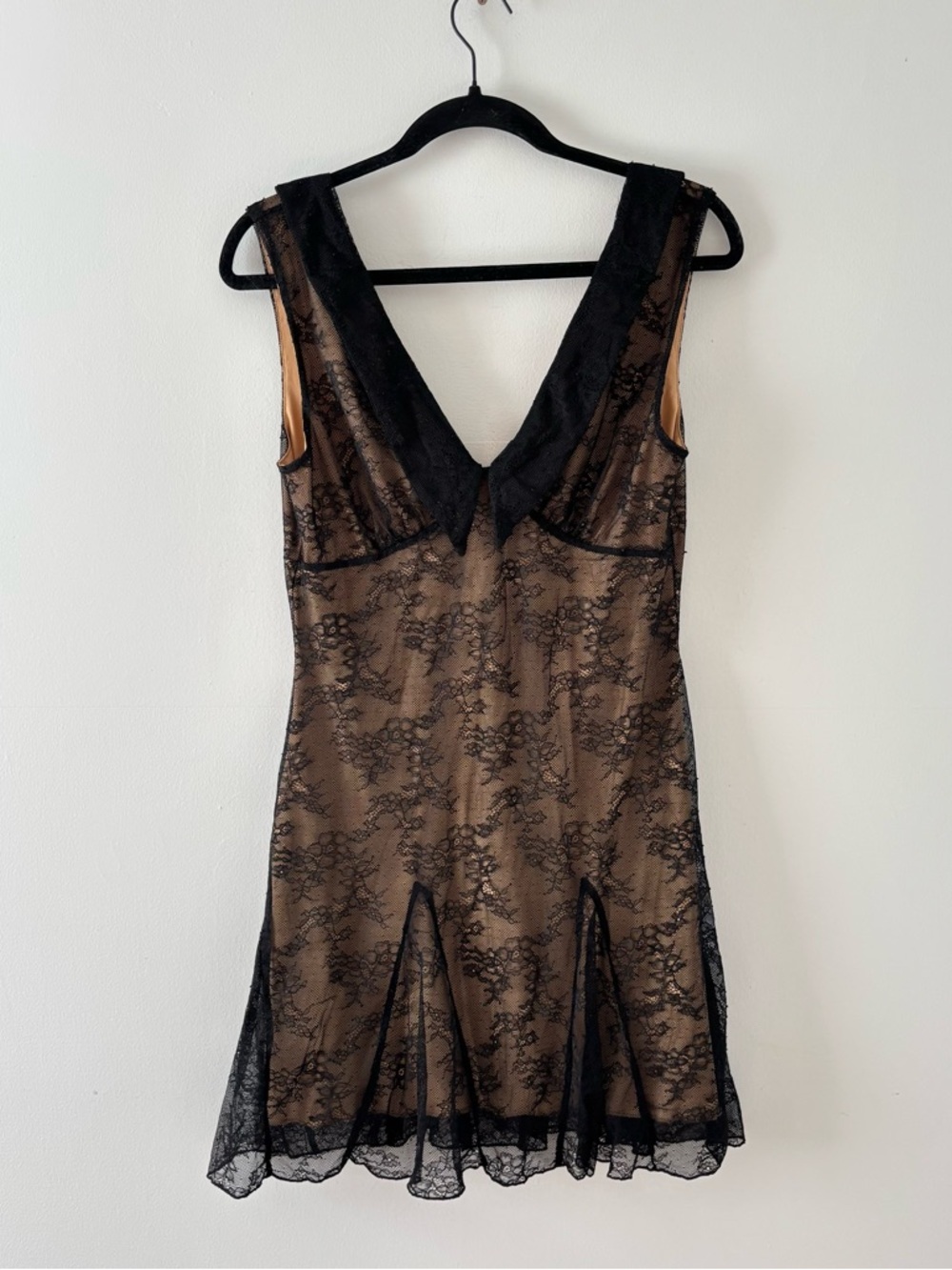 Tiger Mist NWT Floral Lace V-Neck Mini Dress Sleeveless Nude Lining Black
